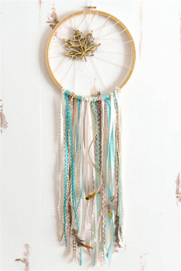 DIY Fall Dream Catcher -- If you love the delicate, boho style of a