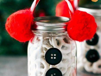 Four easy and creative mason jar CHRISTMAS treat gift ideas. A grinch jar, santa