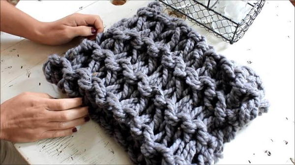 Arm Knit a Garter Stitch Scarf in 20 minutes - With Simply Maggie