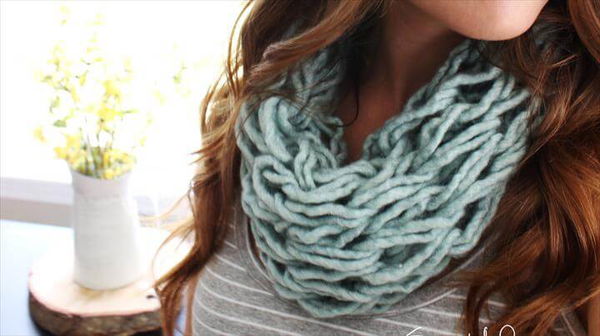 arm knit a single wrap infinity scarf in 20 minutes with Simply Maggie.