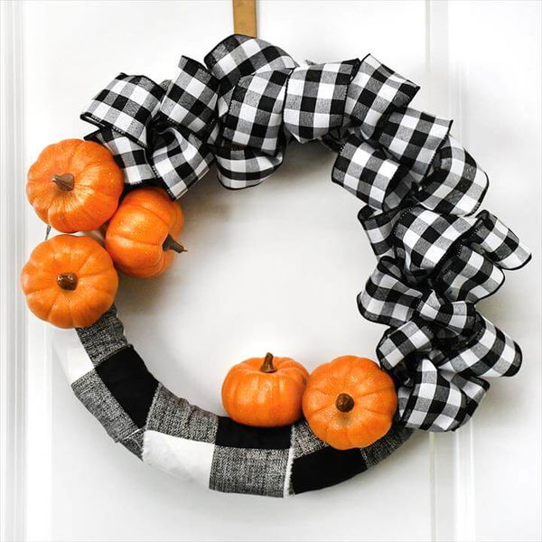 BUFFALO CHECK PUMPKIN WREATH Super easy wreath to make! Love the contrast of black & white and orange! PUMPKIN DECORATIVE PLATE