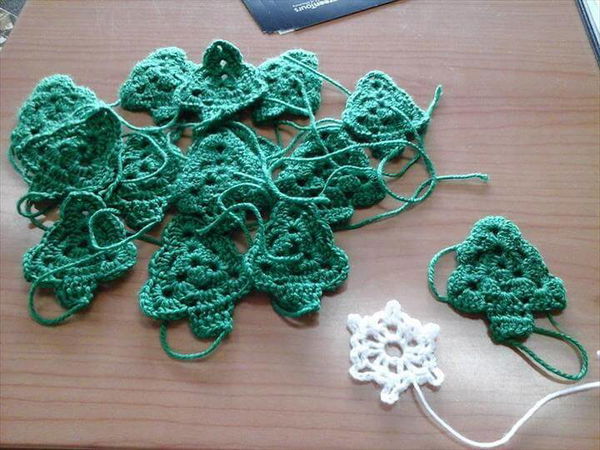 Christmas Crochet Garland Tutorial with pattern