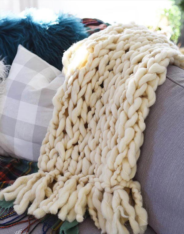 DIY arm knit blanket with a fringe - video tutorial