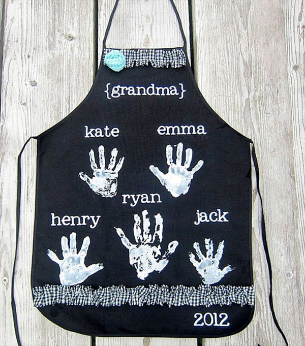 DIY your own apron for Mother's Day with handprints of the whole family