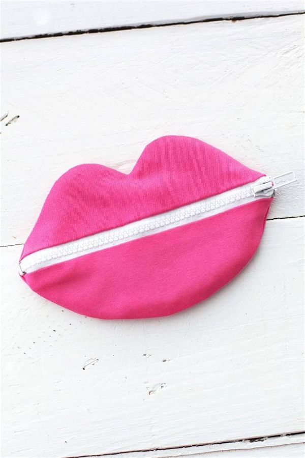 Make this zipped lips pouch for stashing secret things in your purse! Click through for
