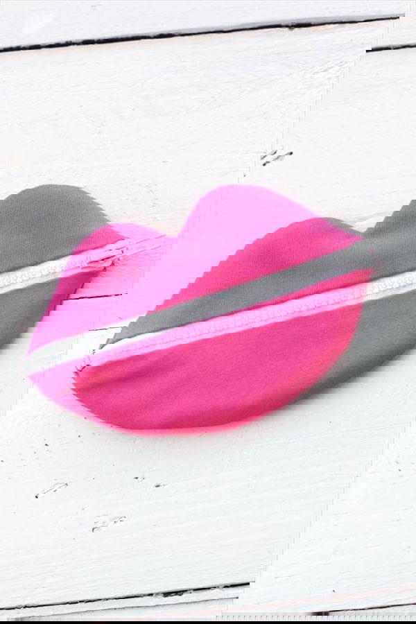 Make this zipped lips pouch for stashing secret things in your purse! Click through for