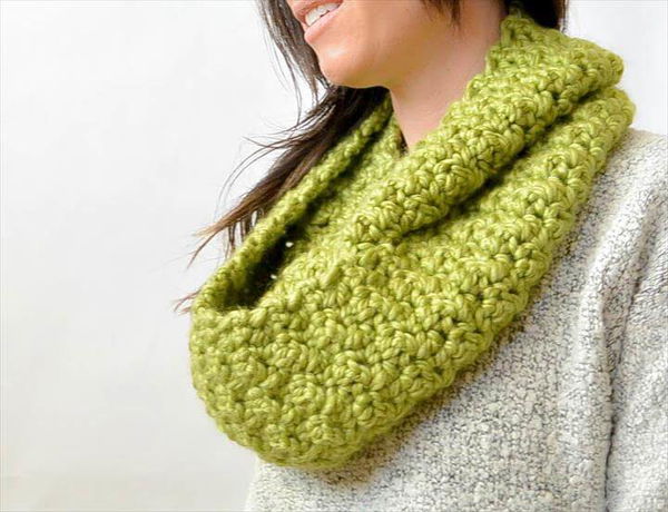 Green Chunky Crochet Infinity Scarf Pattern 