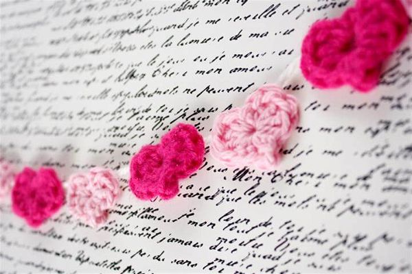 Valentine's Day heart garland free crochet pattern (with picture tutorial)