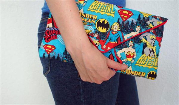 SUPERHERO CLUTCH