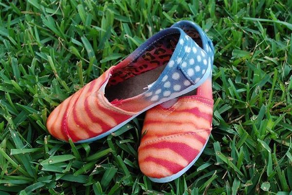 Upcycled Crafts, Easy Crafts, Decor Crafts, Crafts For Kids, How To Dye Shoes, Dyed Shoes, Patriotic Crafts, Crafty Craft, Fourth Of July,How To Dye Shoes Diy Crafts For Gifts Dollar Store Crafts Summer Diy Fourth Of July Bleach Pen Diy Art Diy Fashion Dip Dyed 