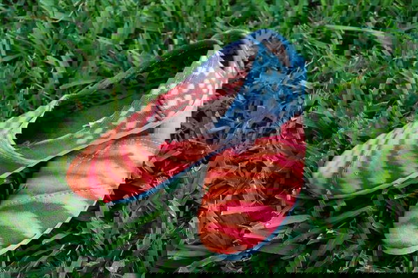 Upcycled Crafts, Easy Crafts, Decor Crafts, Crafts For Kids, How To Dye Shoes, Dyed Shoes, Patriotic Crafts, Crafty Craft, Fourth Of July,How To Dye Shoes Diy Crafts For Gifts Dollar Store Crafts Summer Diy Fourth Of July Bleach Pen Diy Art Diy Fashion Dip Dyed 