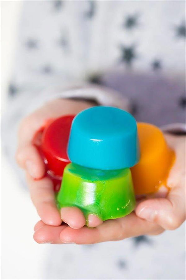 Your Kids Will Love These DIY Rainbow Jelly Soaps, Shower Jellies Diy, Bath Jellies, Rainbow Jelly, Crafts For Kids, Diy Crafts, Candy Crafts, Soap Recipes, Bath Recipes, Jelly Soap,