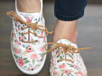 DIY Shoe Makeovers - Iron On Floral Patterned DIY Shoes - Cool Ways to Update, Floral Sneakers, Floral Shoes, Diy Fashion, Fashion Ideas, Designer Shoes, Diy Shoe, Shoe Makeover, Decorated Shoes, Painted Shoes, Diy Crafts, Ideas, Things To Make, Clothes Crafts, Painted Sneakers, Tennis, Needlepoint, Armoire, Flip Flops, Shoe, Fashion StylesFloral Shoes, Floral Vans, Floral Sneakers, White Converse, Diy Converse, Glitter Paint, Look, Sock Shoes, Cute Shoes, Loafers & Slip Ons, Wardrobe Closet, Dressy Flat Shoes, Feminine Style, Tumblr Clothes, Painted Clothes, Custom Shoes, Converse Shoes, Embroidered Clothes, Cute Clothes, Ankle Boots,