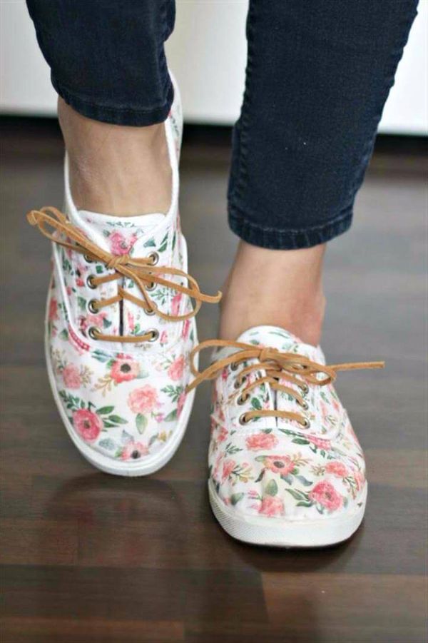 DIY Shoe Makeovers - Iron On Floral Patterned DIY Shoes - Cool Ways to Update, Floral Sneakers, Floral Shoes, Diy Fashion, Fashion Ideas, Designer Shoes, Diy Shoe, Shoe Makeover, Decorated Shoes, Painted Shoes, Diy Crafts, Ideas, Things To Make, Clothes Crafts, Painted Sneakers, Tennis, Needlepoint, Armoire, Flip Flops, Shoe, Fashion StylesFloral Shoes, Floral Vans, Floral Sneakers, White Converse, Diy Converse, Glitter Paint, Look, Sock Shoes, Cute Shoes, Loafers & Slip Ons, Wardrobe Closet, Dressy Flat Shoes, Feminine Style, Tumblr Clothes, Painted Clothes, Custom Shoes, Converse Shoes, Embroidered Clothes, Cute Clothes, Ankle Boots,