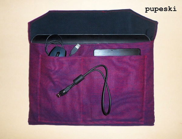  DIY laptop case with accessory pockets